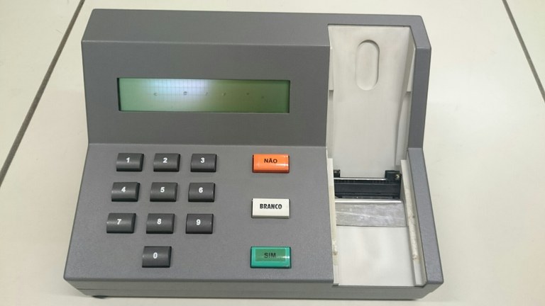 Protótipo da urna eletrônica do TRE-MG, 1995. Museu do Voto (TSE)