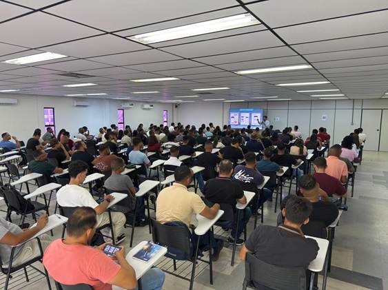 Foto: Reunião de integração dos novos funcionários no Complexo da BYD em Camaçari/BA - Divulgação BYD